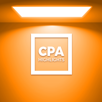CPA Firmenlogo unter quadratischem Deckenlicht
